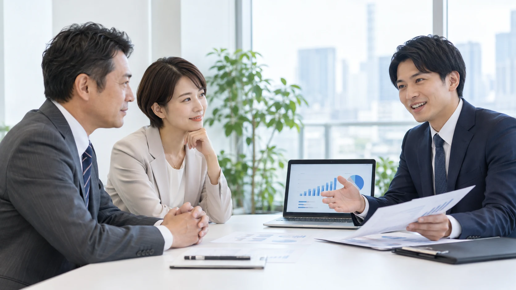 営業担当者がお客様に資料を示しながら提案する場面のイメージ